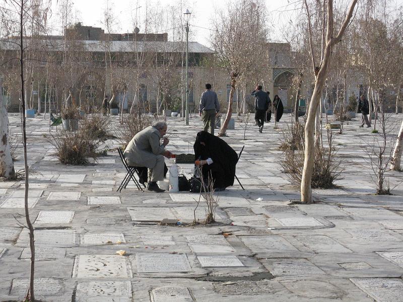 IMG_0742.JPG - Qom. Cementeri general. Fent un te en companyia.