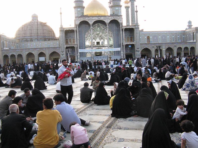 IMG_0746.JPG - Qom. Preparant la "missa" de dones.