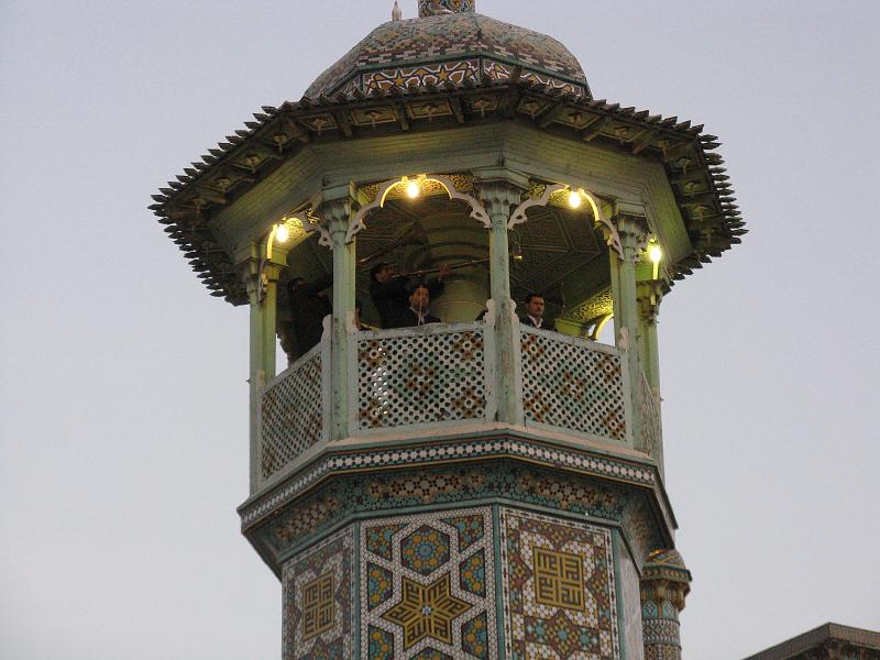 IMG_0751.JPG - Qom. Sonen els timbals i la flauta.