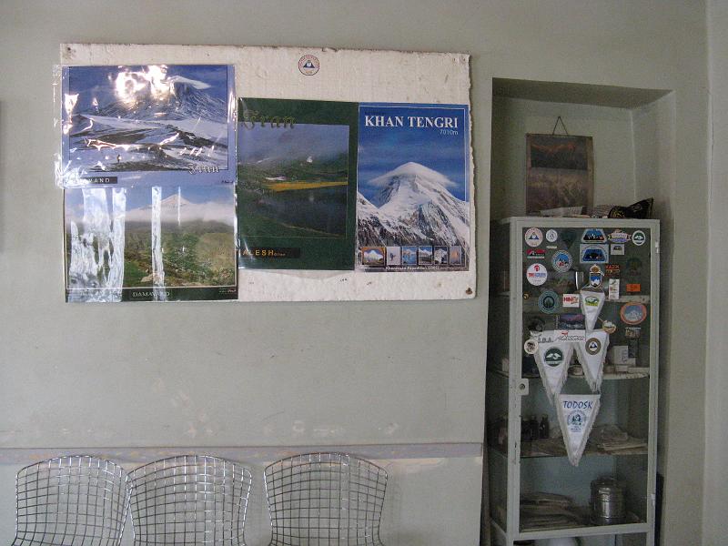 IMG_0892.JPG - Federació de muntanya. D'ací surten les expedicions al Damavand (5600 m.)