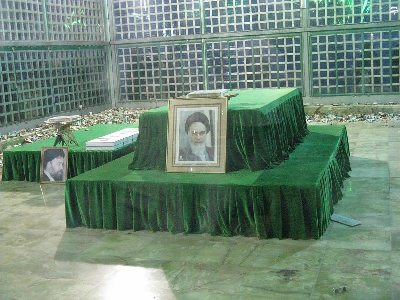 IMG_0961.JPG - Mausoleu Emam Khomeini. I molts khomeinis en bitllets.