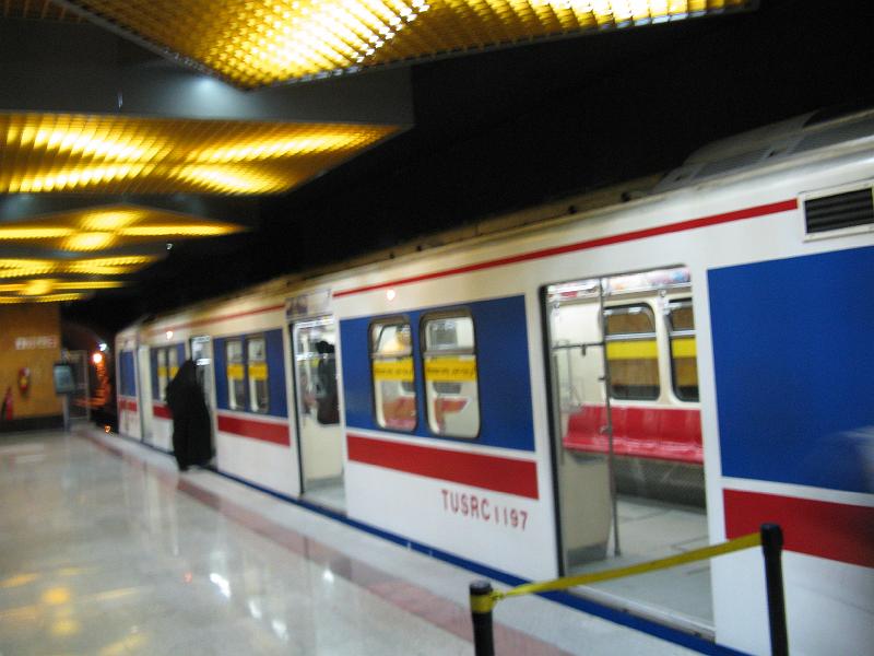 IMG_0966.JPG - Metro. vagons "womans only".