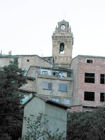 Campanario al fondo