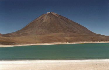 Laguna verde y volc�n Licancabur