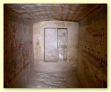 Tumba de Userhat. Capilla al fondo