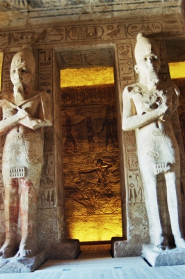 Columnas osiriacas. Batalla de Qadesh al fondo