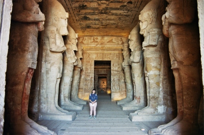 Sala hip�stila con las columnas osir�acas. Al fondo, el Santuario