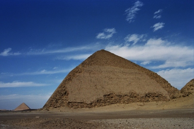 Pirmide achatada. Pirmide roja al fondo