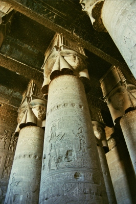 Columnas hathoricas en el templo de Dendera
