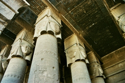 Columnas hathoricas en el templo de Dendera