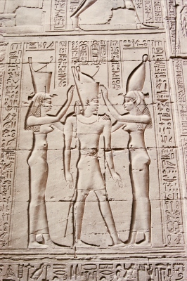 El faran recibiendo las coronas del Alto y Bajo Egipto